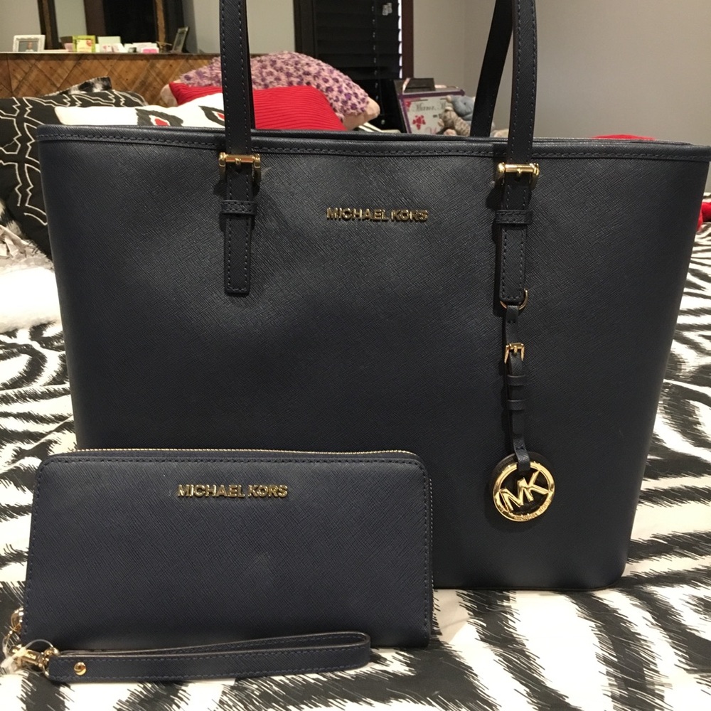 Michael Kors tote with matching wallet in Navy